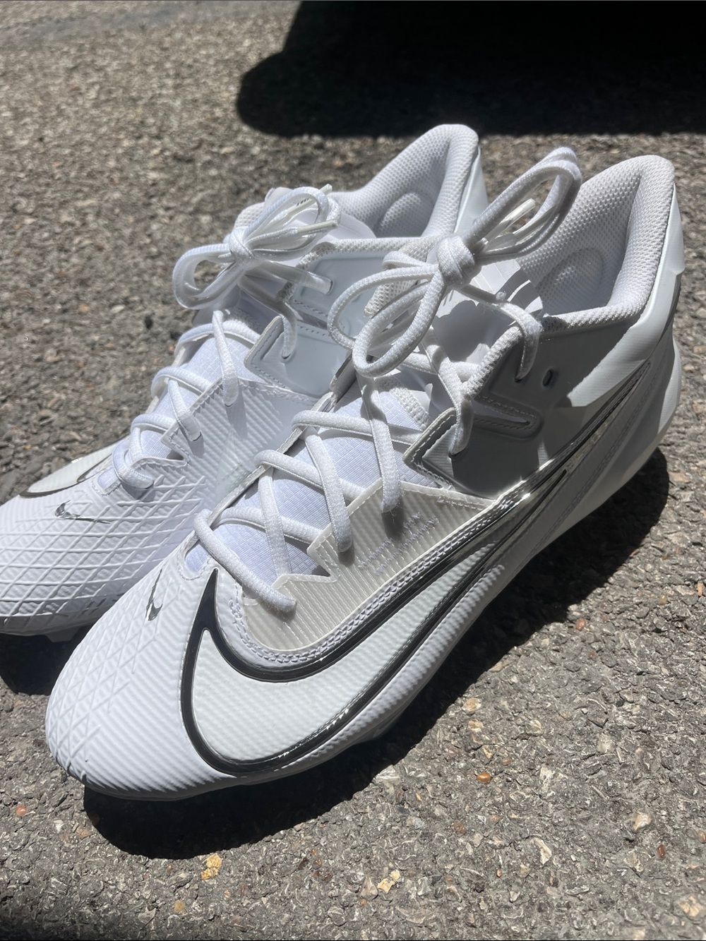 Nike Men’s da5497-100 White Cleats with Black Swoosh